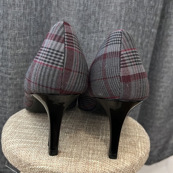 Comfort Plus by Predictions Heels - Picture 4 of 5